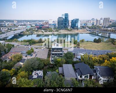 Vista aerea diurna del centro di Saskatoon, Saskatchewan, con lo skyline della città, il fiume e i ponti. Foto Stock