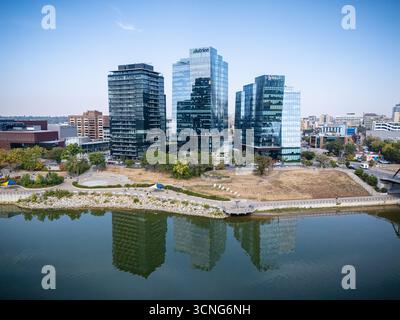 Vista aerea diurna del centro di Saskatoon, Saskatchewan, con lo skyline della città, il fiume e i ponti. Foto Stock