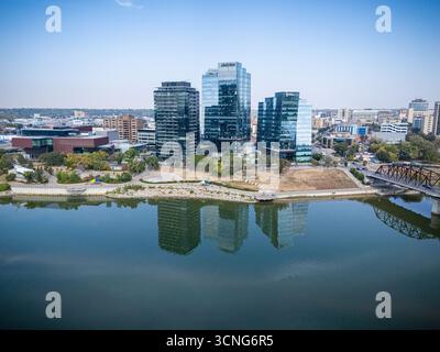 Vista aerea diurna del centro di Saskatoon, Saskatchewan, con lo skyline della città, il fiume e i ponti. Foto Stock