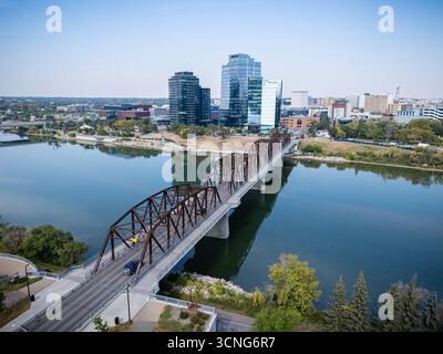 Vista aerea diurna del centro di Saskatoon, Saskatchewan, con lo skyline della città, il fiume e i ponti. Foto Stock