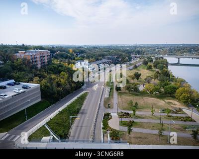 Vista aerea diurna del centro di Saskatoon, Saskatchewan, con lo skyline della città, il fiume e i ponti. Foto Stock