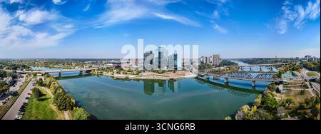 Vista aerea diurna del centro di Saskatoon, Saskatchewan, con lo skyline della città, il fiume e i ponti. Foto Stock