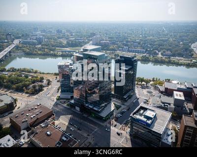 Vista aerea diurna del centro di Saskatoon, Saskatchewan, con lo skyline della città, il fiume e i ponti. Foto Stock