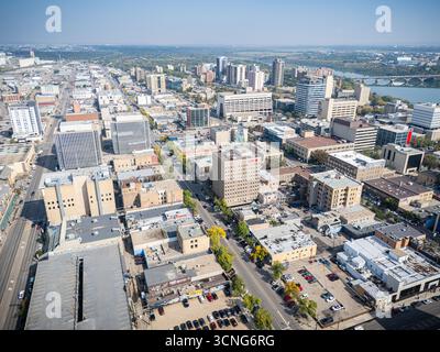 Vista aerea diurna del centro di Saskatoon, Saskatchewan, con lo skyline della città, il fiume e i ponti. Foto Stock