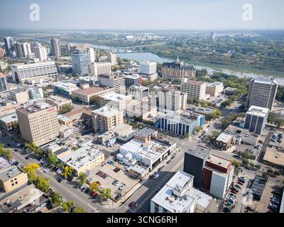 Vista aerea diurna del centro di Saskatoon, Saskatchewan, con lo skyline della città, il fiume e i ponti. Foto Stock