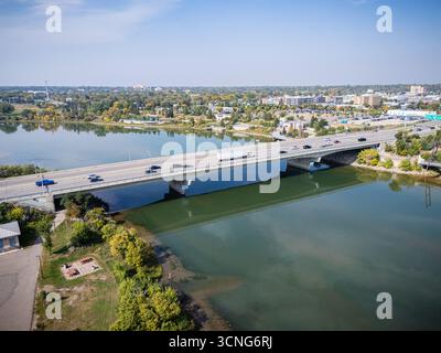 Vista aerea diurna del centro di Saskatoon, Saskatchewan, con lo skyline della città, il fiume e i ponti. Foto Stock