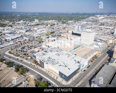 Vista aerea diurna del centro di Saskatoon, Saskatchewan, con lo skyline della città, il fiume e i ponti. Foto Stock