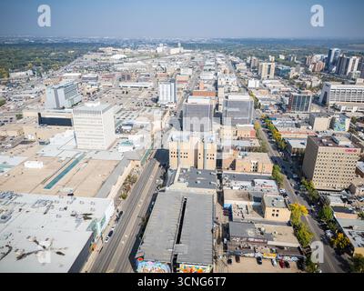 Vista aerea diurna del centro di Saskatoon, Saskatchewan, con lo skyline della città, il fiume e i ponti. Foto Stock