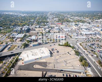 Vista aerea diurna del centro di Saskatoon, Saskatchewan, con lo skyline della città, il fiume e i ponti. Foto Stock