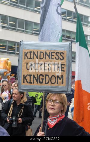 Londra, Regno Unito, 17 settembre 2025: The Stop Trump Coalition March in Central London. Un manifestante ha un cartello che legge gentilezza unisce il ki Foto Stock