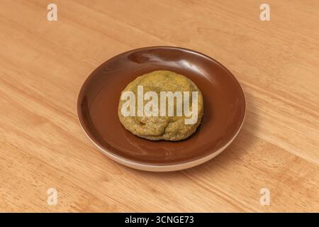 Biscotti al burro di arachidi con pezzi di arachidi arrostiti e gocce di cioccolato, classici e pieni di sapore, dal look rustico Foto Stock