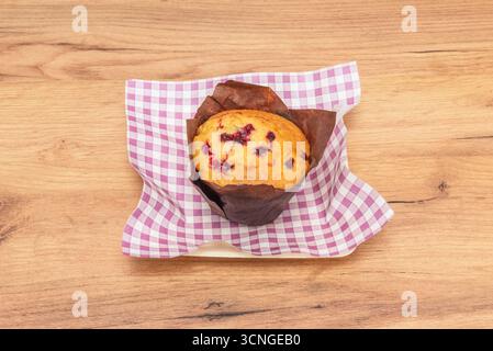 Muffin di zucca speziati con chiodi di garofano e noce moscata, serviti in cina stile country con decorazioni rustiche Foto Stock