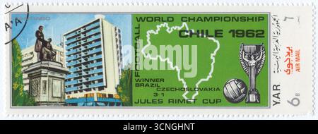 YEMEN - 1970 aprile 4: 6 buqsha francobollo multicolore raffigurante il monumento a Santiago, mappa del Brasile, Coppa e palla, Coppa del mondo di calcio 1962. Coppa del mondo FIFA 1970 in Messico. La Coppa del mondo FIFA 1962 è stata la settima edizione, il campionato internazionale quadriennale di calcio per le squadre nazionali maschili senior. Si è giocato dal 30 maggio al 17 giugno 1962 in Cile. I turni di qualificazione si sono svolti tra agosto 1960 e dicembre 1961, con 56 squadre provenienti da sei confederazioni e quattordici qualificazioni per la finale insieme a Cile, padroni di casa e Brasile, i campioni in carica Foto Stock