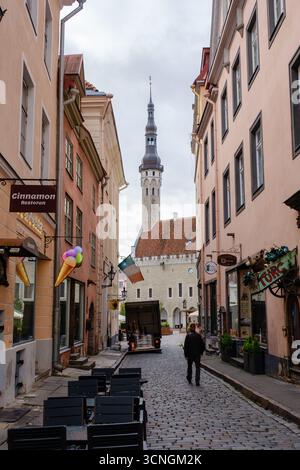 Tallinn, Estonia, 26 agosto 2025, le strade acciottolate dove gli edifici medievali fiancheggiano il percorso. Un camion per consegne percorre la strada stretta della città vecchia Foto Stock