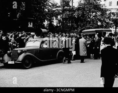 Un'auto del dipartimento di propaganda tedesco - una Mercedes 170 V con un megafono sul tetto - si trova ad Adolf Hitler Platz. Una folla di persone è visibile. Seconda guerra mondiale, Germania degli anni '1940 Foto Stock