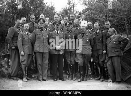 Dignitari nazisti – Adolf Hitler (terzo da sinistra, prima fila) con il suo staff. Wilhelm Keitel (secondo da sinistra, prima fila), Walther von Brauchitsch (quarto da sinistra, prima fila), Martin Bormann (quinto da sinistra, prima fila) 1940 Foto Stock