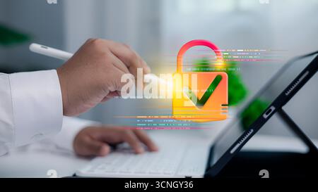 Mano utilizzando lo stilo sul tablet con lucchetto luminoso e icona con segno di spunta, che rappresenta la sicurezza informatica, l'autenticazione digitale, la protezione dei dati, privac online Foto Stock