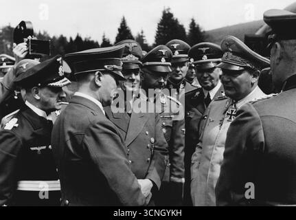Seconda guerra mondiale – Adolf Hitler circondato dai più alti dignitari tedeschi. Da sinistra ammiraglio Erich Raeder, Adolf Hitler, Joachim von Ribbentrop, Heinrich Himmler, Hermann Göring, e Wilhelm Keitel, 1941 anni Foto Stock