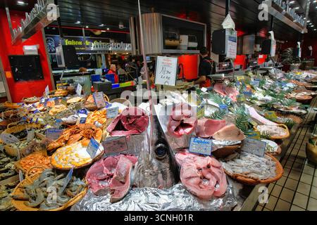 Toulouse Haute-Garonne Francia 09.09.25 banco mercato del pesce fresco. Testa di pesce spada con un occhio enorme. Tagliate le bistecche. Gamberi e pedine aragosta. Calamari in crosta Foto Stock