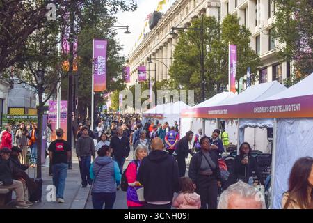 Londra, Regno Unito. 21 settembre 2025. Oxford Street è in parte chiusa al traffico per un giorno, prima di pianificare la passeggiata pedonale della famosa via dello shopping. (Credit Image: © Vuk Valcic/SOPA Images via ZUMA Press Wire) SOLO PER USO EDITORIALE! Non per USO commerciale! Foto Stock