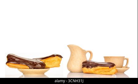 Cioccolato dolce eclair, macro, isolato su sfondo bianco. Foto Stock