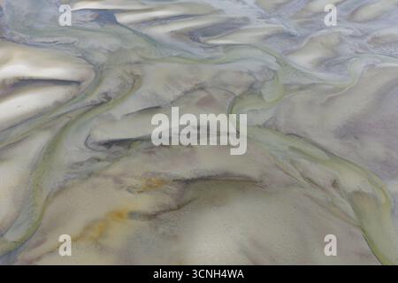La bassa marea espone le rive di sabbia poco profonde nella baia di Cape Cod, appena fuori Skatet Beach, Orleans, Massachusetts. Questo habitat poco profondo è un terreno di alimentazione per gli uccelli. Foto Stock