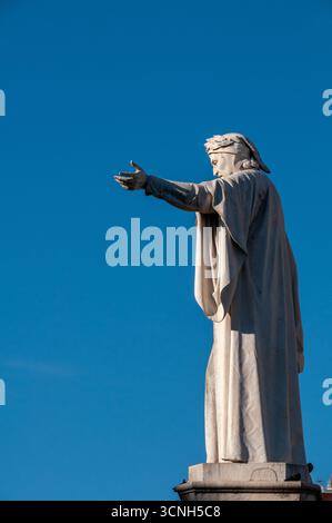 Primo piano della monumentale statua di Dante Alighieri situata in Piazza Dante, Napoli. Foto Stock