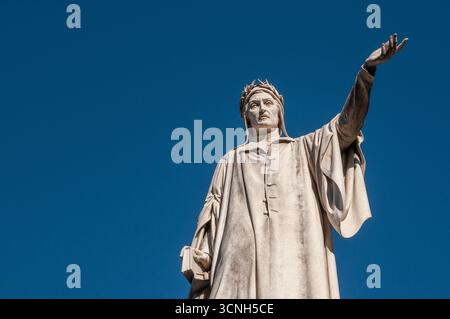 Primo piano della monumentale statua di Dante Alighieri situata in Piazza Dante, Napoli. Foto Stock