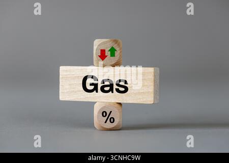 Prezzi del gas. Blocchi di legno con frecce che simboleggiano l'aumento o la diminuzione dei costi. Il simbolo di una percentuale. Concetto economico e commerciale. chiudi Foto Stock