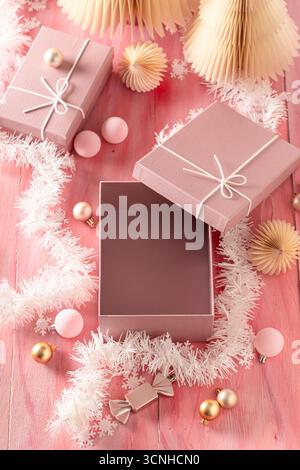 Confezione regalo di Natale con decorazioni e baule. Accoglienti decorazioni natalizie. Foto Stock