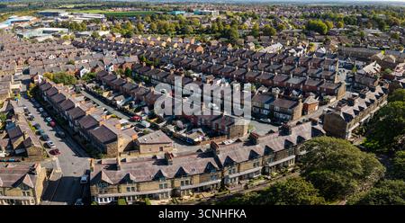 Una vista aerea sopra i tetti delle case a schiena su una grande proprietà residenziale nel nord dell'Inghilterra Foto Stock