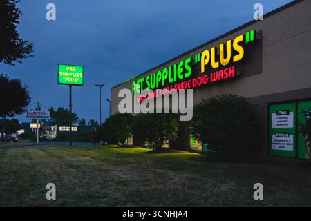 New Hartford, New York - 6 agosto 2025: Vista notturna del negozio "Plus" di forniture per animali domestici con oltre 741 sedi negli Stati Uniti a partire dal 2025 Foto Stock