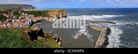 Pesca e imbarcazioni da diporto nel porto di Staithes, costa del North Yorkshire, Inghilterra, Regno Unito Foto Stock