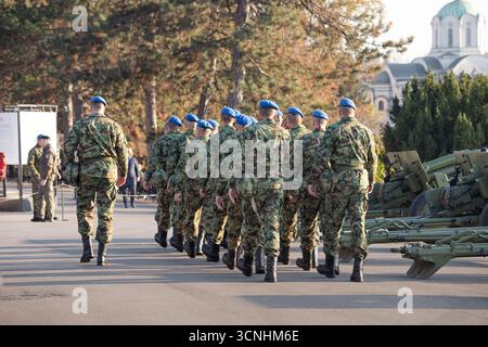 10 novembre 2025, Belgrado, Serbia: Soldati serbi che marciano in formazione durante una parata militare, indossando uniformi mimetiche e berretti blu Foto Stock