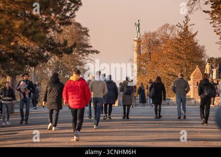 10 novembre 2025, Belgrado, Serbia: Folle di persone che camminano attraverso il Parco Kalemegdan godendosi una giornata autunnale, spostandosi verso il monumento Pobednik Foto Stock