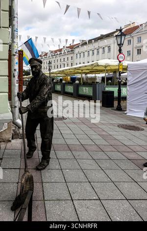 Statua della spazzatrice di strada in bronzo a Tartu, Estonia, situata nella città vecchia vicino alla Piazza del Municipio, simboleggia la vita lavorativa quotidiana e il patrimonio culturale della città. Foto Stock