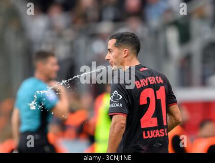 Leverkusen, Germania. 21 settembre 2025. Lucas Vázquez (Bayer Leverkusen) sputa acqua. Bundesliga, Matchday 4, Bayer 04 Leverkusen vs. Borussia Monchengladbach, 21 settembre 2025, a Leverkusen, Germania. #Le normative DFL vietano qualsiasi uso di fotografie come sequenze di immagini e/o quasi-video # credito: dpa/Alamy Live News Foto Stock