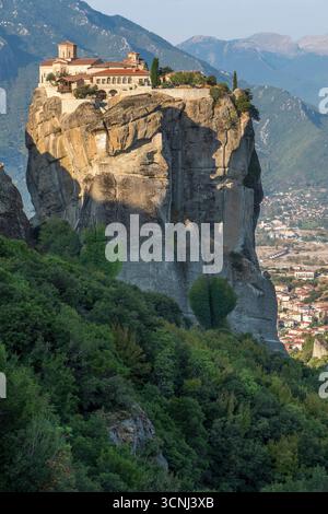 Paesaggio e Monastero della Santissima Trinità a Meteora, Grecia Foto Stock