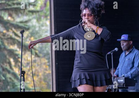 Cantante afro canadese intrattenitore sul palco al Franco Festival di Calgary, Alberta Canada Foto Stock