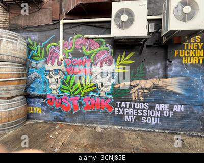 Murale fuori da un tatuaggio a Brooklyn, New York. Foto Stock