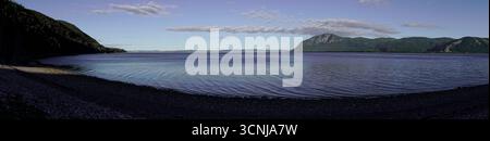 Splendido panorama sul mare nella Baia delle Isole di Terranova, con una tranquilla insenatura delimitata da montagne lussureggianti. Foto Stock