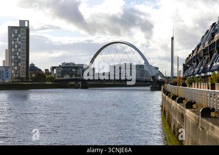 Il ponte Clyde Arc sul Clyde a Glasgow, con gli edifici STV e BBC e la Torre di Glasgow oltre Foto Stock