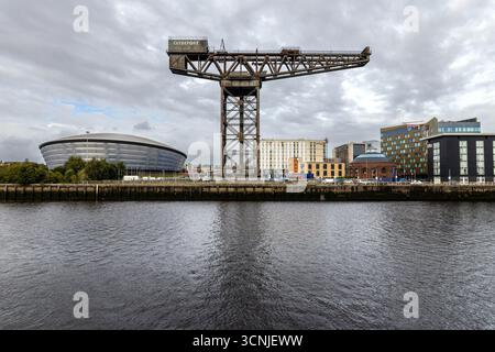 La gru Finnieston sulle rive del fiume Clyde, Glasgow, con l'edificio OVO Hydro Foto Stock