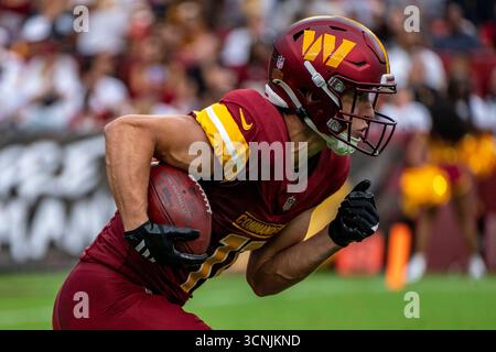 Landover, Stati Uniti. 21 settembre 2025. Il wide receiver dei Washington Commanders Luke McCaffrey (11) restituisce un punt durante il quarto periodo di una partita contro i Las Vegas Raiders al Northwest Stadium di Landover, Maryland, domenica 21 settembre 2025. I comandanti batterono i Raiders 41 a 24. Foto di Bonnie Cash/UPI credito: UPI/Alamy Live News Foto Stock