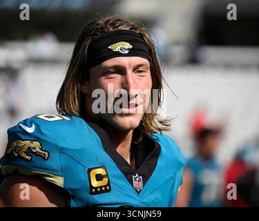 Jacksonville, Stati Uniti. 21 settembre 2025. Il quarterback dei Jaguars Trevor Lawrence viene intervistato dopo aver gareggiato contro i Texans all'EverBank Stadium di Jacksonville, Florida, domenica 21 settembre 2025. Jacksonville sconfisse Houston 17-10. Foto di Joe Marino/UPI. Crediti: UPI/Alamy Live News Foto Stock