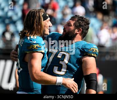 Jacksonville, Stati Uniti. 21 settembre 2025. Il quarterback dei Jaguars Trevor Lawrence (l) e l'esterno del Linebacker Robert Hainsey celerbrate dopo aver sconfitto gli Houston Texans all'EverBank Stadium di Jacksonville, Florida, domenica 21 settembre 2025. Jacksonville sconfisse Houston 17-10. Foto di Joe Marino/UPI. Crediti: UPI/Alamy Live News Foto Stock