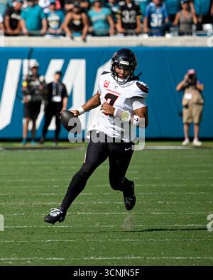 Jacksonville, Stati Uniti. 21 settembre 2025. Il quarterback dei Texans C. J. Stroud tenta un breve guadagno nel quarto periodo mentre i Texans competono contro i Jaguars all'EverBank Stadium di Jacksonville, Florida, domenica 21 settembre 2025. Jacksonville sconfisse Houston 17-10. Foto di Joe Marino/UPI. Crediti: UPI/Alamy Live News Foto Stock