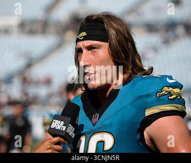 Jacksonville, Stati Uniti. 21 settembre 2025. Il quarterback dei Jaguars Trevor Lawrence viene intervistato dopo aver gareggiato contro i Texans all'EverBank Stadium di Jacksonville, Florida, domenica 21 settembre 2025. Jacksonville sconfisse Houston 17-10. Foto di Joe Marino/UPI. Crediti: UPI/Alamy Live News Foto Stock