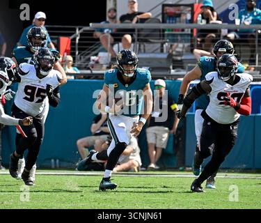 Jacksonville, Stati Uniti. 21 settembre 2025. Il quarterback dei Jaguars Trevor Lawrence tenta un breve guadagno nel quarto periodo mentre i Texans competono contro i Jaguars all'EverBank Stadium di Jacksonville, Florida, domenica 21 settembre 2025. Jacksonville sconfisse Houston 17-10. Foto di Joe Marino/UPI. Crediti: UPI/Alamy Live News Foto Stock
