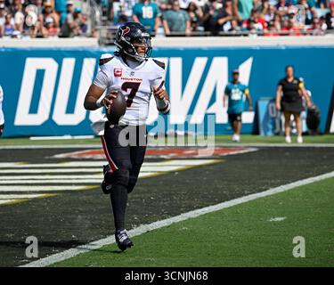 Jacksonville, Stati Uniti. 21 settembre 2025. Il quarterback dei Texans C. J. Stroud sfugge di tasca nel quarto periodo mentre i Texans competono contro i Jaguars all'EverBank Stadium di Jacksonville, Florida, domenica 21 settembre 2025. Jacksonville sconfisse Houston 17-10. Foto di Joe Marino/UPI. Crediti: UPI/Alamy Live News Foto Stock